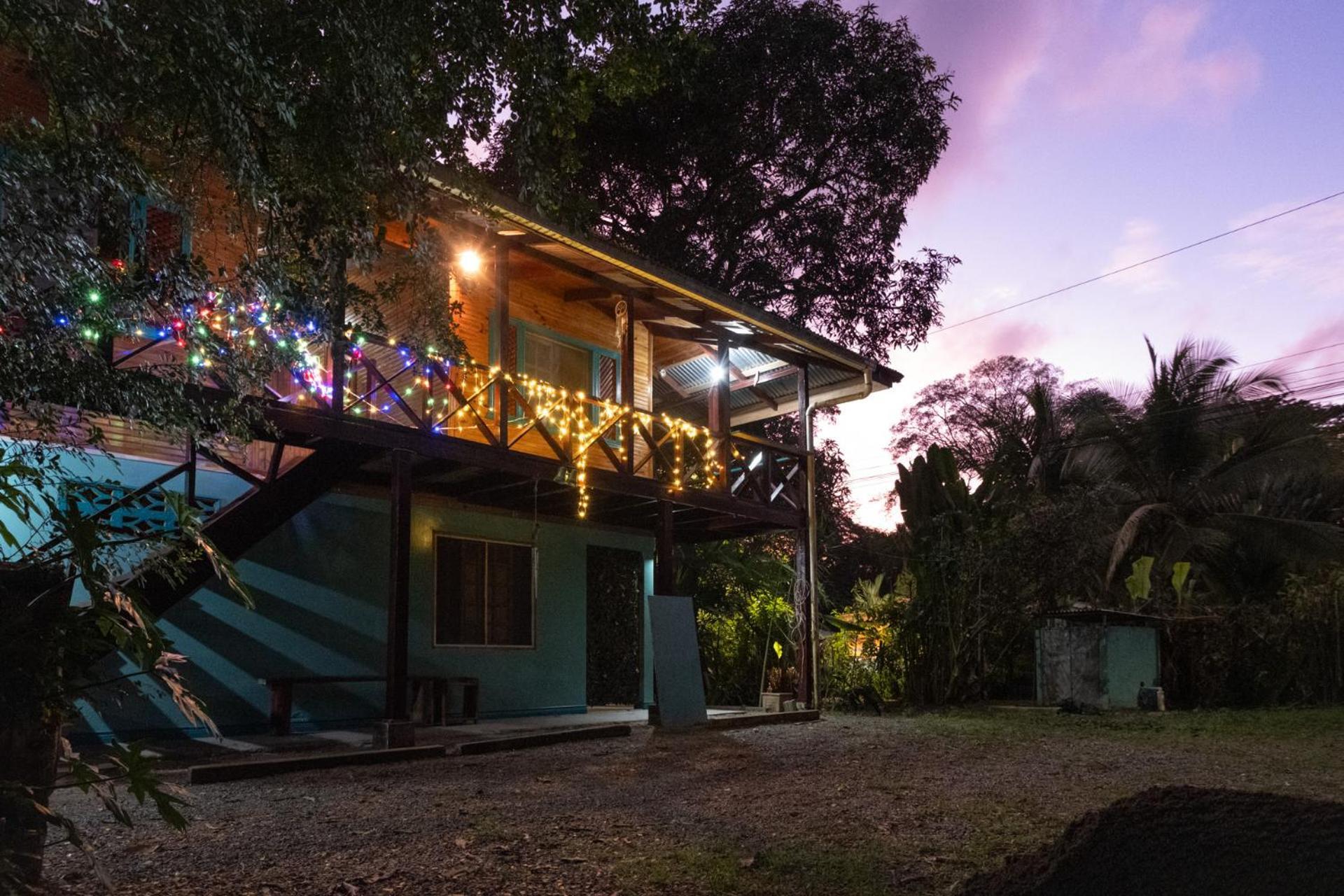 Casa Aldirica Hotel Cahuita Exterior photo